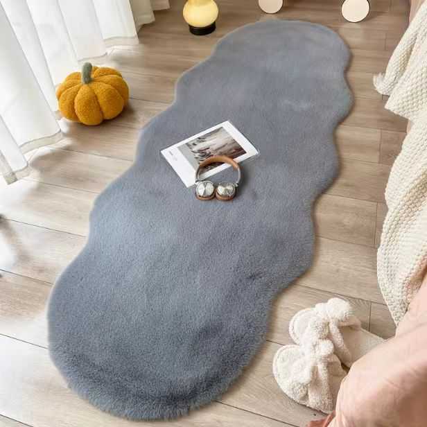 Pelo irregular shape plush rug in Medium Gray — soft bedroom carpet